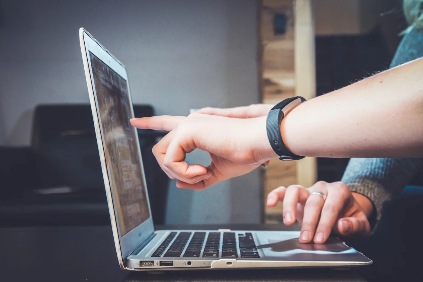 Laptop und Arbeitsplatz – digitale Kontakte im Alltag