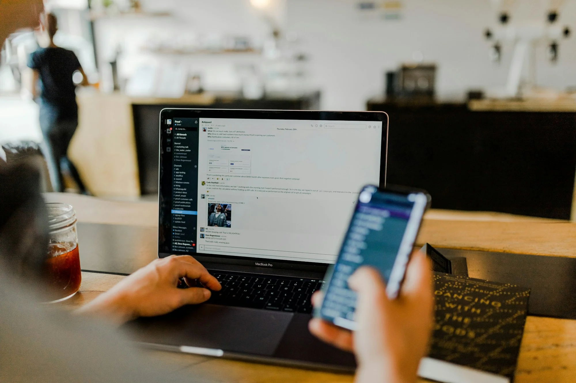 Follow-up nach der Messe: Smartphone und Laptop nebeneinander – Messekontakte strukturiert nachfassen